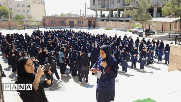 آغاز سال تحصیلی در دبیرستان مهرآفرین با شور و نشاط دانش‌آموزان