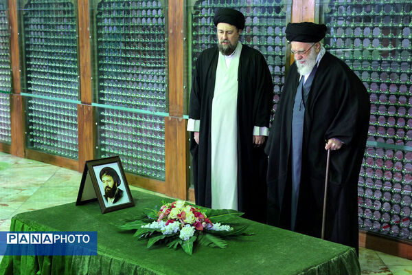 حضور رهبر معظم انقلاب در مرقد بنیانگذار جمهوری اسلامی ایران