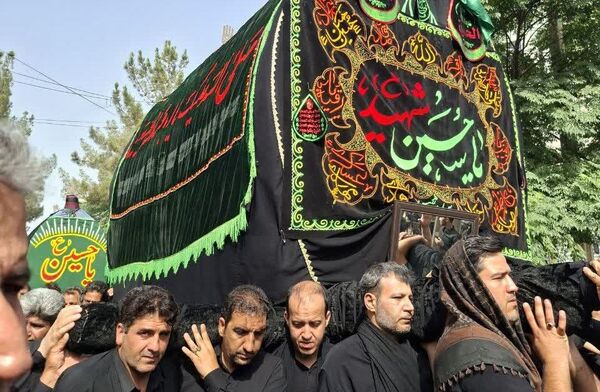 آیین نخل گردانی روز عاشورا با حضور کم نظیر مردم منطقه امامزاده بادرود