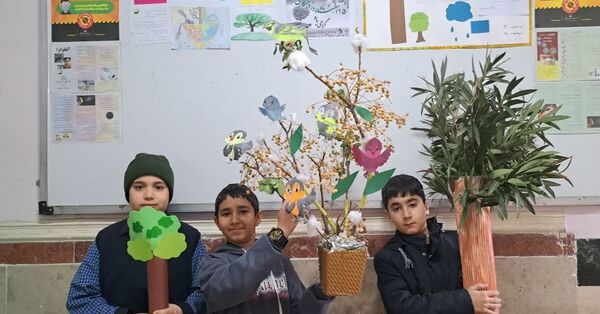مشارکت دانش‌آموزان در فعالیت درختکاری دبستان شهدای گمنام۲