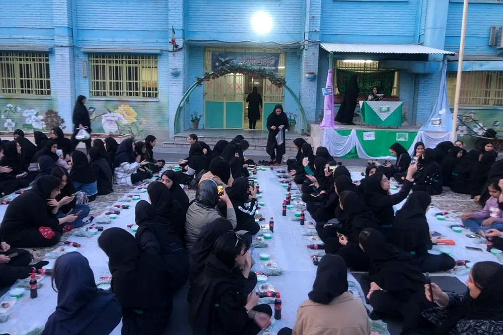 برگزاری مراسم افطار و طعام در دبیرستان فتح المبین ناحیه دو شهرری 