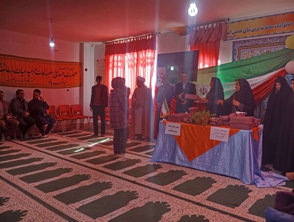 تجلیل از دانش‌آموزان برتر دبیرستان فضیلت