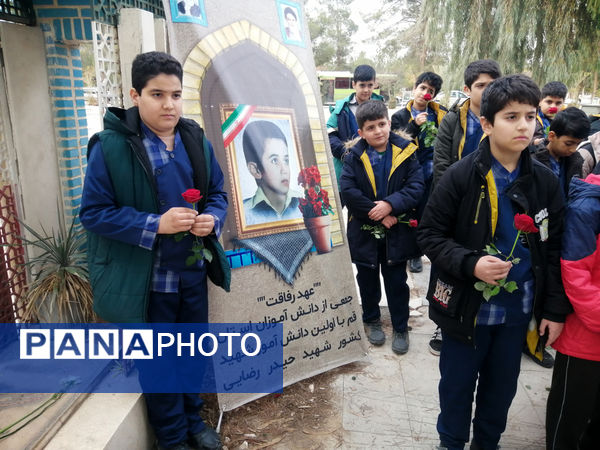 غبارروبی مزار دانش‌آموز شهید «حیدر رضایی» در قم