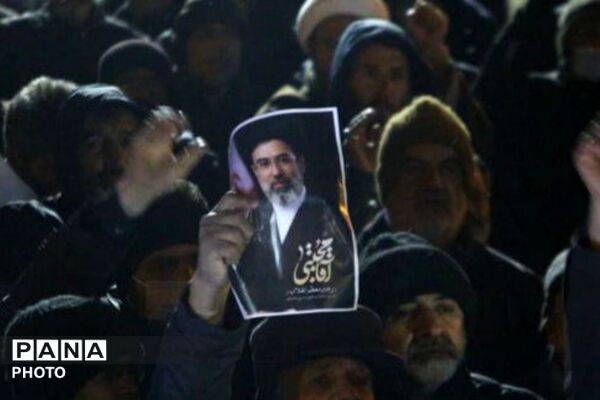 بیعت پر‌شور دانش‌آموزان دهه هشتادی با رهبر معظم جمهوری‌اسلامی در شهرستان فیروزکوه