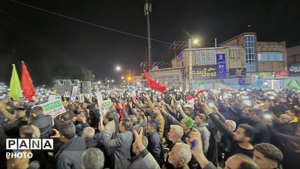 میدان مرکزی خلیل‌آباد‌ مملو از عاشقان انقلاب