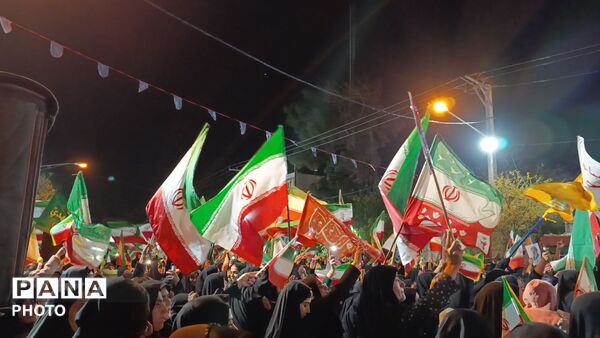 تجمع گسترده در خیابان‌ها و میادین اصلی شهر پلدختر 