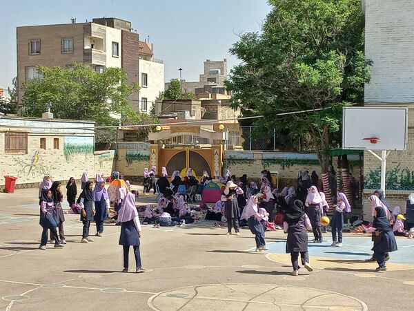 برگزاری اردوی حیاطی و جشن آخر سال در دبستان دخترانه شاهد تحقیقی ناحیه ۶
