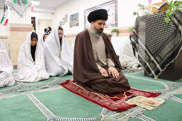 اقامه نماز جماعت در دبیرستان هجرانی پردیس به امامت امام جمعه شهرستان