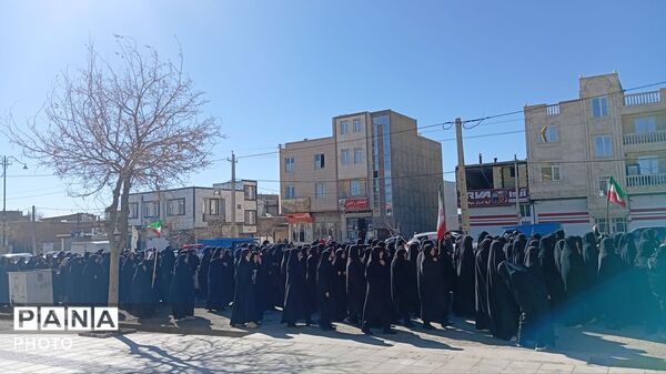برای شهید وطن کوچک تا بزرگ آمدند