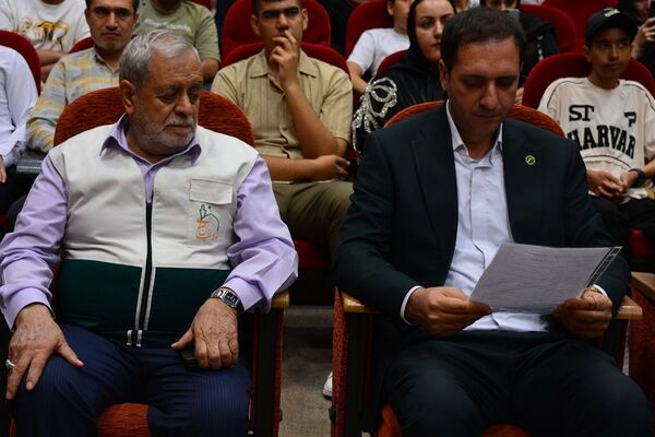 تجلیل از پسران ممتاز دبیرستان امام رضا در بهارستان‌دو