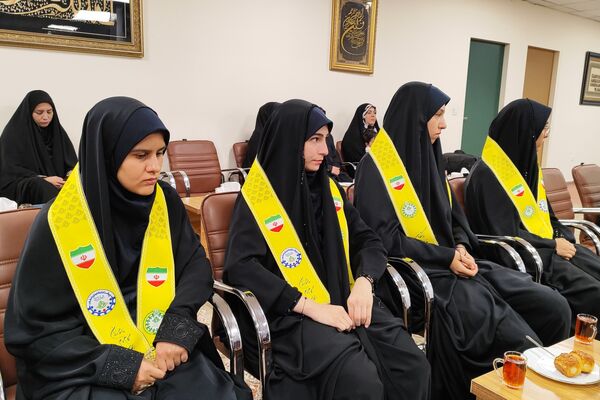 دیدار دختران دانش‌آموز سنندجی با نماینده ولی‌فقیه در کردستان 