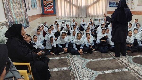 جشن روز دانش‌آموز در دبستان دخترانه شهید محمدرضا مقدم 