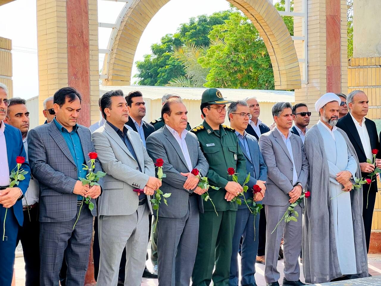 گلزار شهداء ؛ میزبان مسئولان شهرستان عنبرآباد همزمان با آغاز هفته دفاع مقدس
