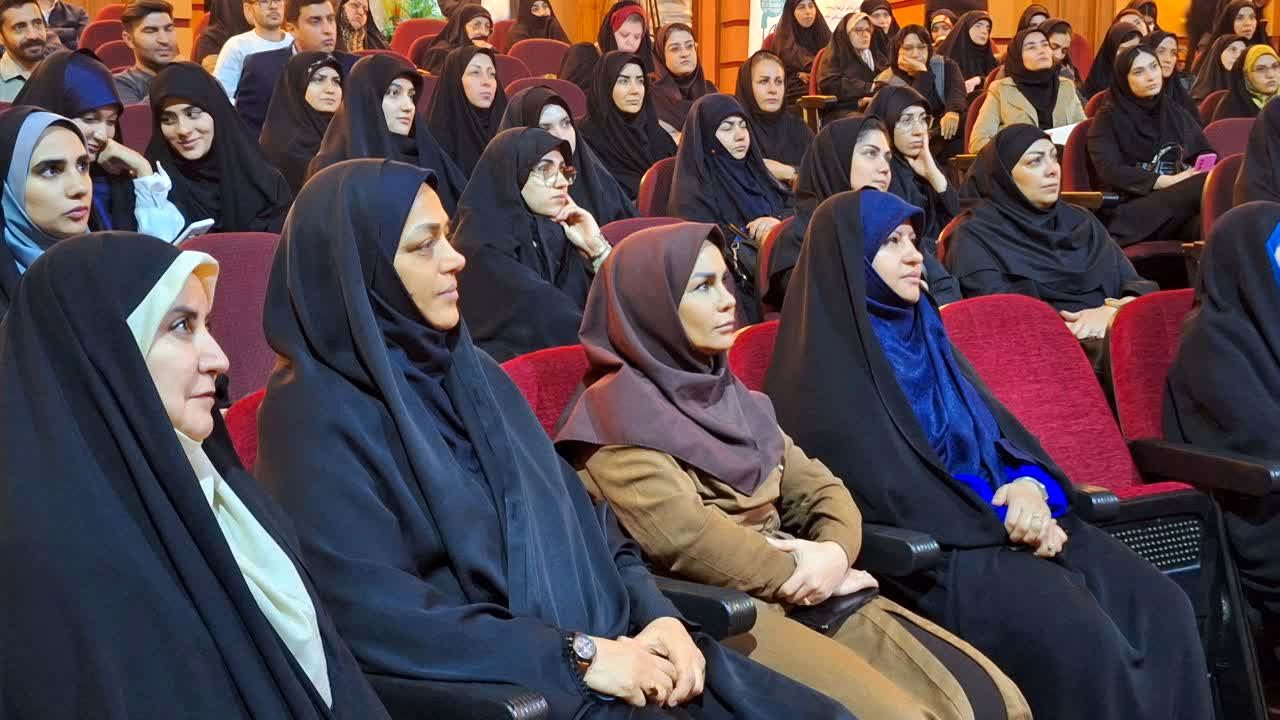 معلمان نقش مؤثری در تحکیم بنیان خانواده و ارتقای فرهنگ جامعه دارند