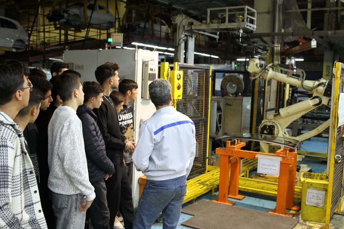 بازدید هنرجویان مکانیک از خط تولید پارس‌خودرو