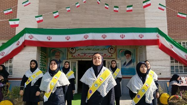  تجدید بیعت با ایستادگی در دبیرستان دخترانه ذبیح الله هوشیار