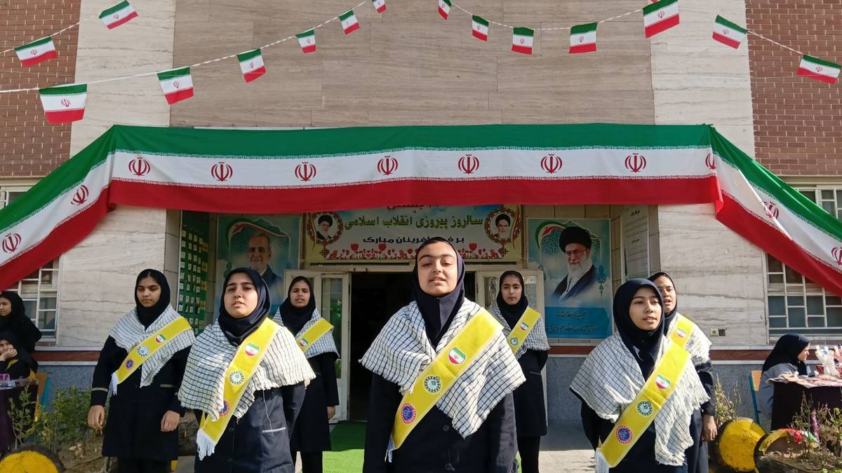  تجدید بیعت با ایستادگی در دبیرستان دخترانه ذبیح الله هوشیار