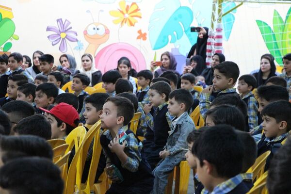 جشن شکوفه‌ها در دبستان منوچهر رزاقی ناحیه۳ مشهد