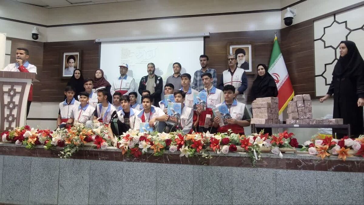  جام بشر دوستی بر روی دستان  دانش آموزان سرزمین طلای سبز