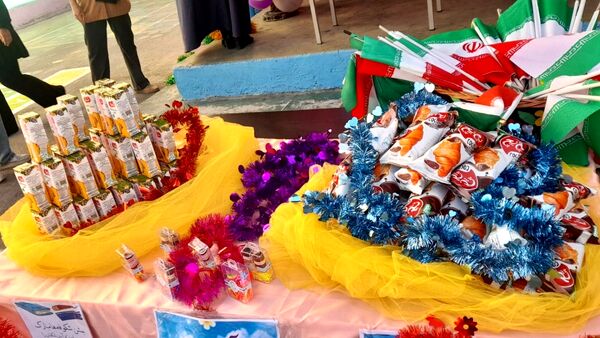 جشن شکوفه‌ها در مدرسه پیک انقلاب ناحیه 2 کرج