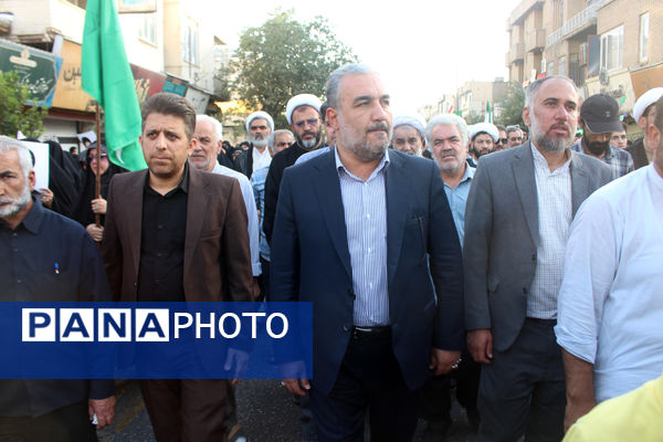 جلوه‌های حماسی از حضور نوجوانان قمی در مراسم تشییع شهدا 