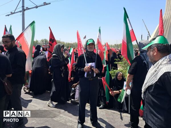  آخرین  وداع  ملت ایران با رهبر شهید در روز تشییع 