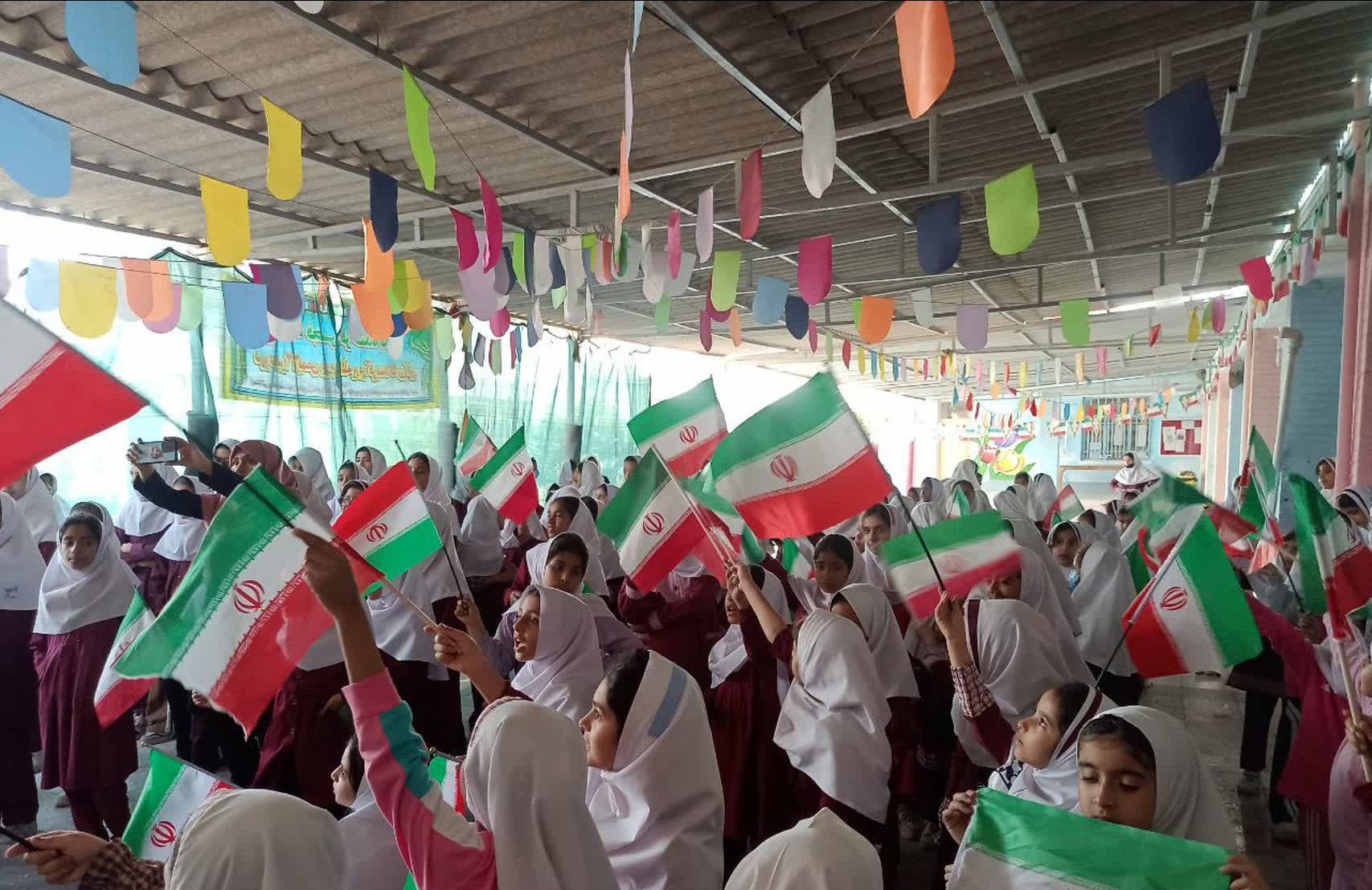 زنگ انقلاب در مدرسه شهید ابراهیم تنیده ناحیه یک بندرعباس به صدا در آمد