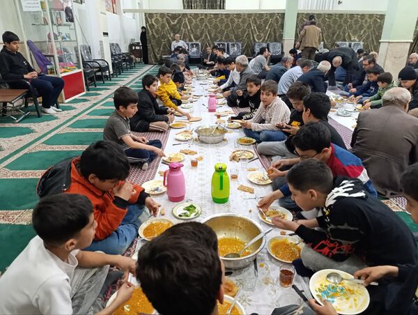 برپایی سفره افطار و برگزاری جلسه قرآن در شب ولادت امام حسن مجتبی (ع)