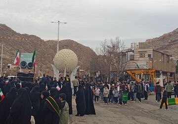 حضور پرشوردانش آموزان و نوجوانان در راهپیمایی  ۲۲ بهمن در معمولان