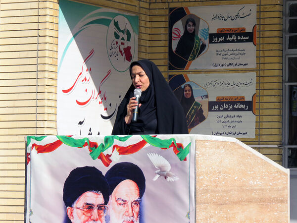 زدن زنگ انقلاب در مدرسه دخترانه فرزانگان شهرستان بجنورد 