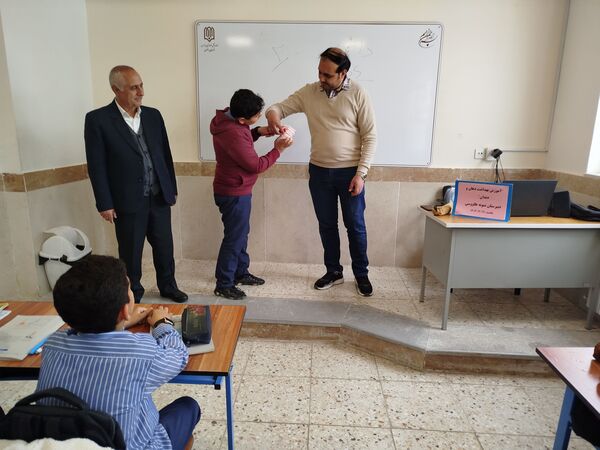 آموزش بهداشت دهان و دندان در دبیرستان نمونه مرحوم طاووسی