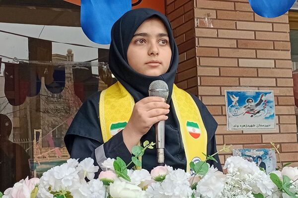  مراسم به مناسبت ۲۲ بهمن ماه در مدرسه شهید زهره‌وند، شهرستان قرچک