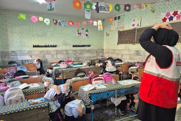 حضور نیروهای هلال احمر در دبستان هدی۱ به مناسبت هفته پدافند غیرعامل