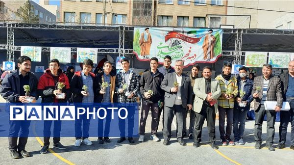 اولین نمایشگاه ماها در دبیرستان فرزانگان ۲ دوره دوم ناحیه ۷ مشهد