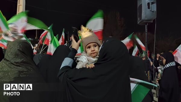 زن و مرد و پیر و جوان این شب ها در اجتماعات خیابانی شهر بار 