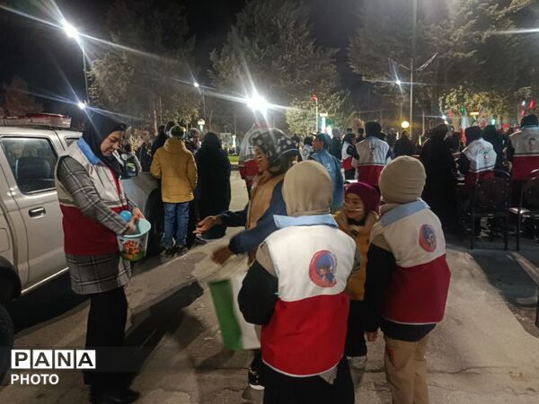 استقرار شبانه امدادگران هلال احمر شهرستان تویسرکان در اجتماعات مردمی