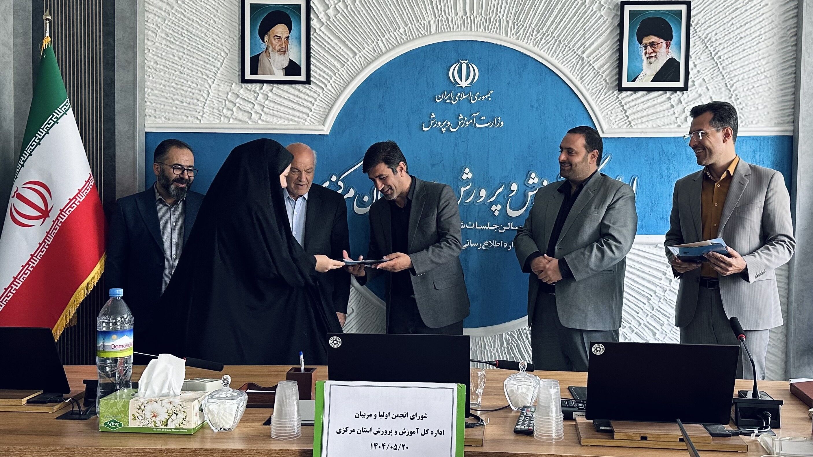 تقدیر از عوامل اجرایی جشنواره ملی طراحی و دوخت لباس دانش‌آموزی در نشست شورای انجمن اولیا و مربیان استان مرکزی