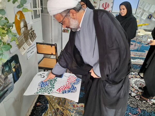 نمایشگاه باشکوه انقلاب با همت دانش‌آموزان خلاق و دغدغه‌مند برگزار شد