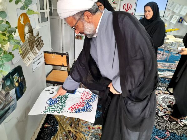 نمایشگاه باشکوه انقلاب با همت دانش‌آموزان خلاق و دغدغه‌مند برگزار شد