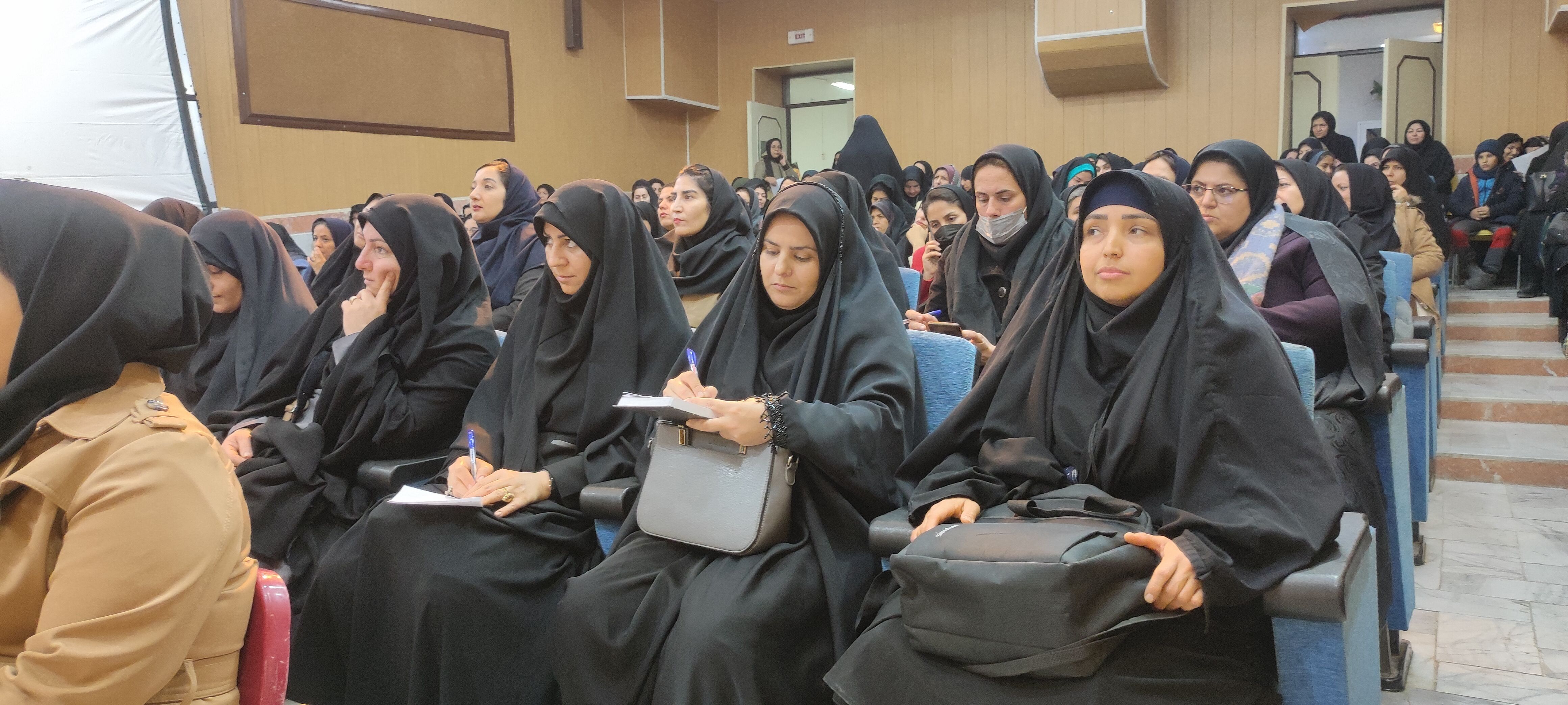 اولین کارگاه شناخت و تکنیک‌های ارتباط با نوجوانان در شیروان