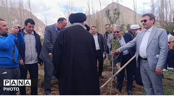 کاشت نهال در اردوگاه دانش آموزی امام خمینی(ره) منطقه ازناو شهرستان خلخال