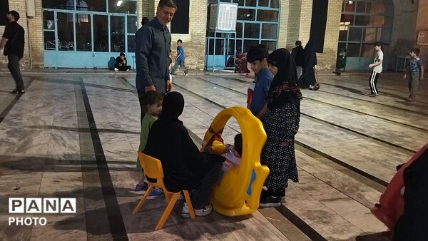 غرفه دهه نودی های مسجد جامع در شب صد و چهل و چهارم 