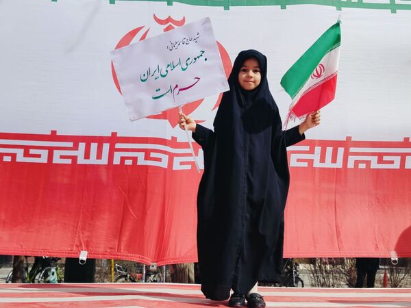 حضور دانش آموزان دبستان نرجس در راهپیمایی ۲۲بهمن 
