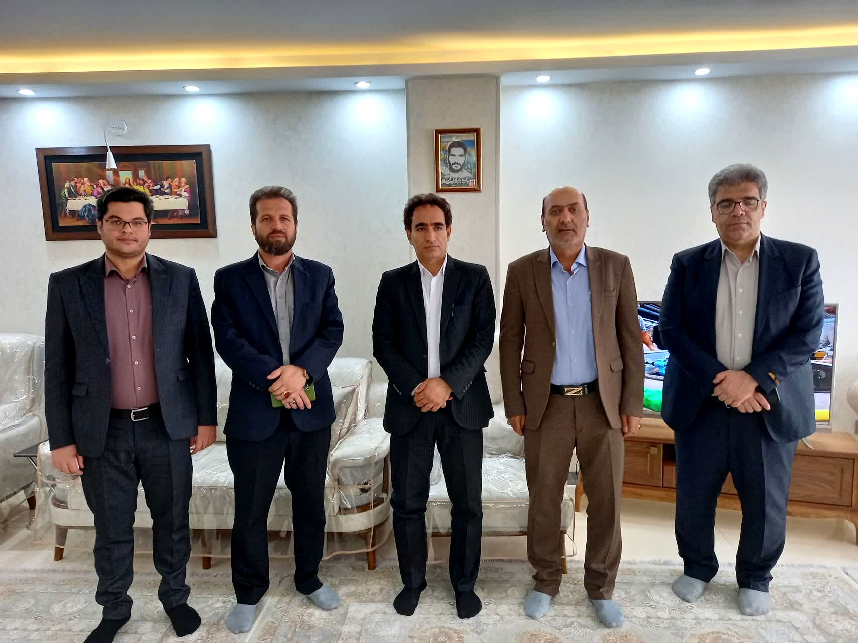 تجلیل از فرزند شهید و پیشکسوت فرهنگی حوزه شاهد در همدان 