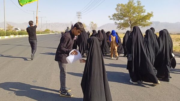 حرکت عشاق اهل بیت از موکب علی اصغری فدافن درآغازین لحظات اربعین حسینی