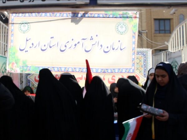 حضور پرشور دانش‌آموزان دبیرستان هیئت امنایی معراج اردبیل در راهپیمایی روز ۱۳ آبان ماه