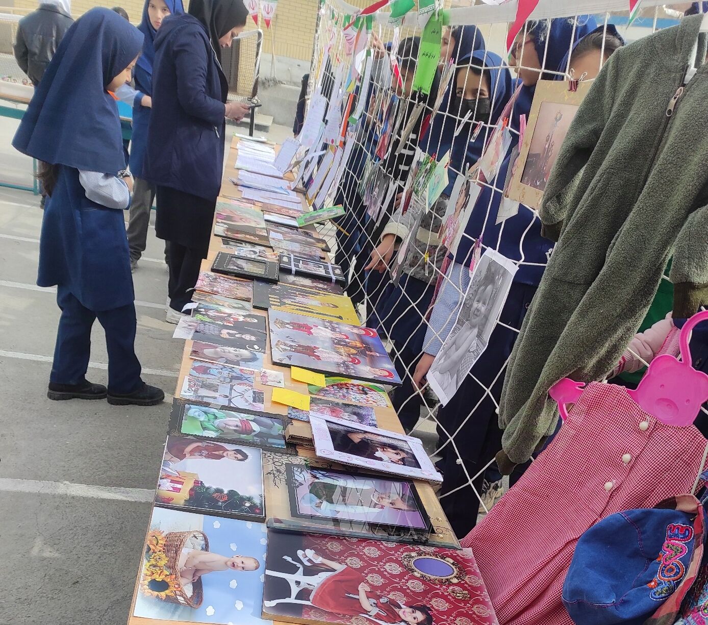 نمایشگاه دست‌ساخته‌های ورزشی و چالش عکس و لباس دوران کودکی و دلنوشته در مدرسه دخترانه ضحی ۲ شیروان
