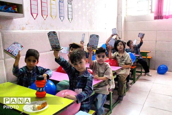 جشن لبخند و کودکی در دبستان آشیانه