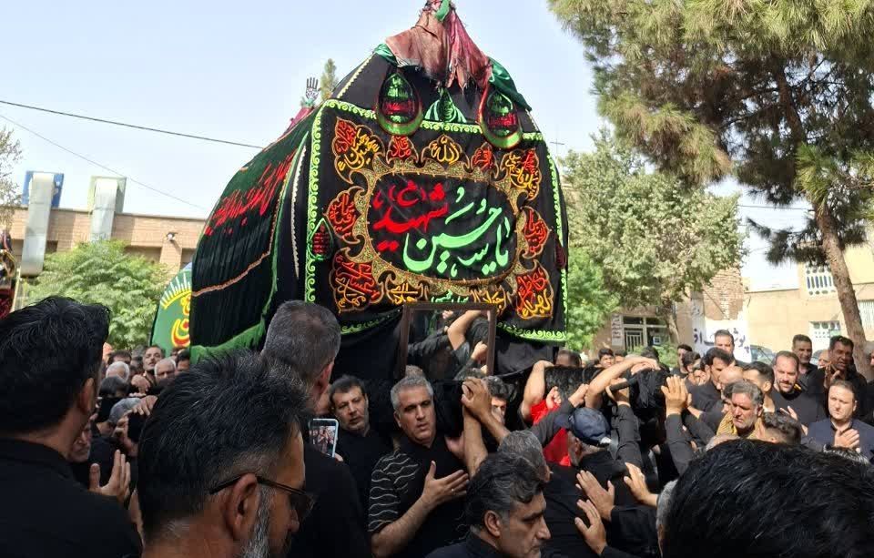 آیین نخل گردانی روز عاشورا با حضور کم نظیر مردم منطقه امامزاده بادرود