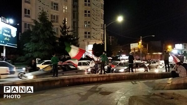میدان ازادی هر شب میزبان وطن پرستان نیشابوری می شود 
